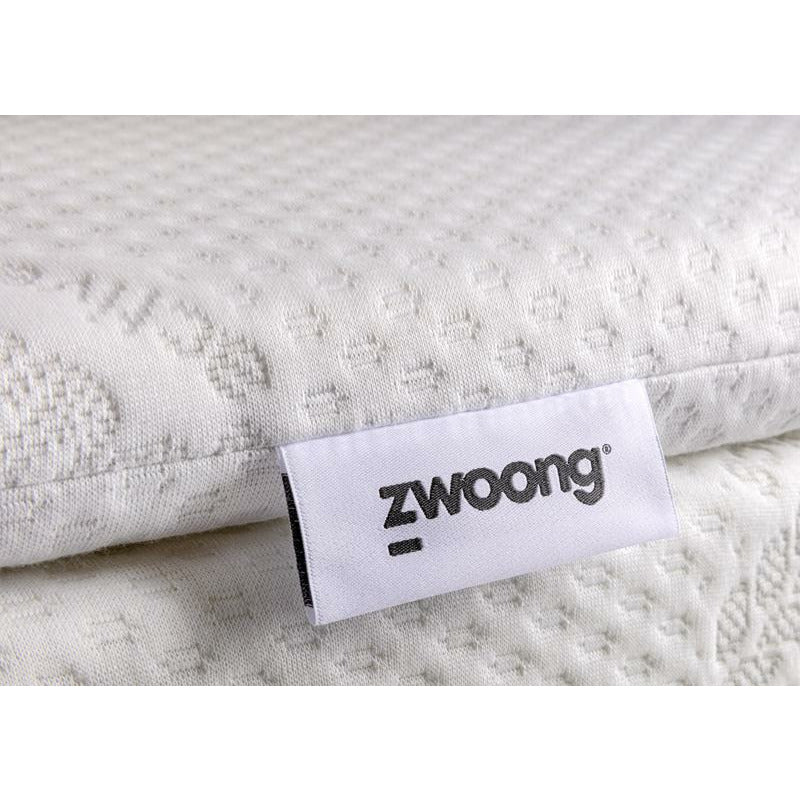 Zwoong topdekmatras op matras detail label